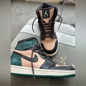 NIKE AIR JORDAN 1 RETRO BEIGE/MYSTIC GREEN